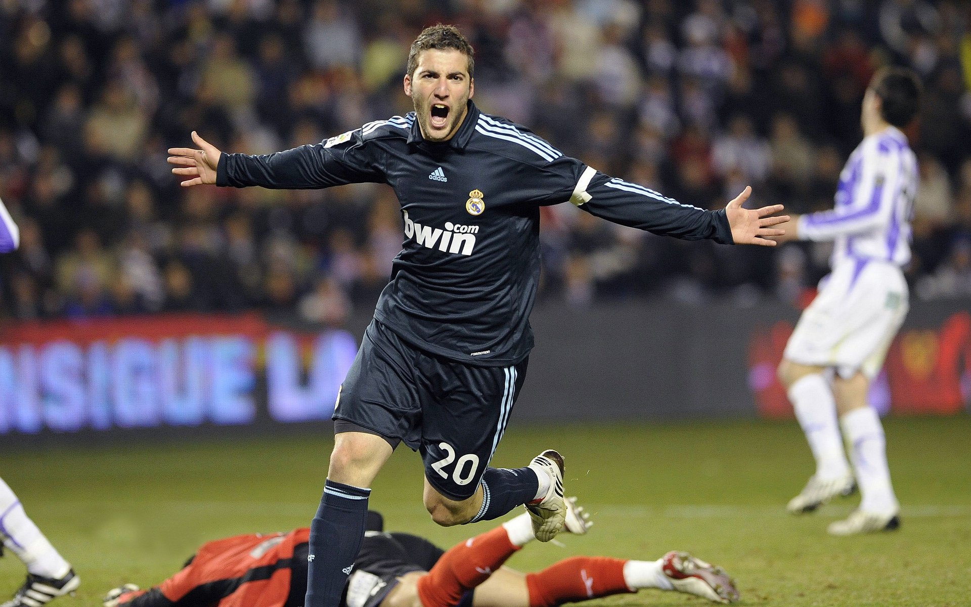 体育mk-中国足球职业联赛推动球员综合能力提升，中国足球联赛开始走向职业化